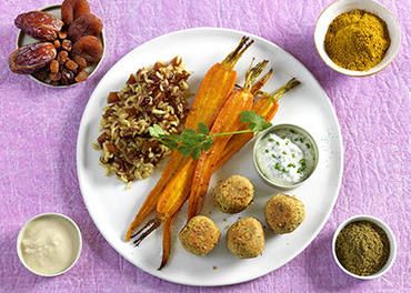 Céréales aux fruits secs, carottes rôties au cumin et falafels sauce tahin Céréales aux fruits secs, carottes rôties au cumin et falafels sauce tahin