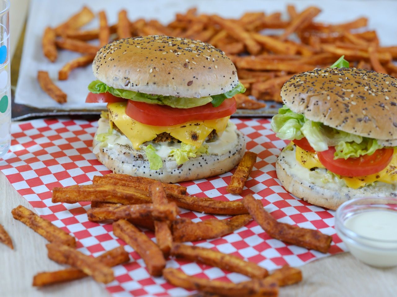 Burgers végétariens et sauce moutarde-miel par Wheaty Burgers végétariens et sauce moutarde-miel par Wheaty