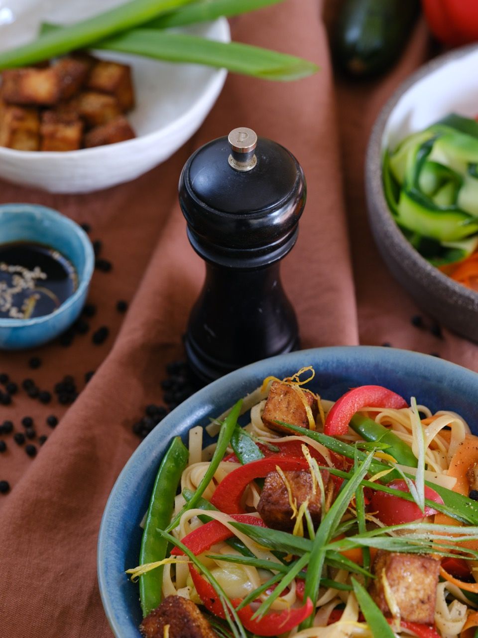 Wok de légumes au poivre noir et tagliatelles de riz par Arcadie Wok de légumes au poivre noir et tagliatelles de riz par Arcadie